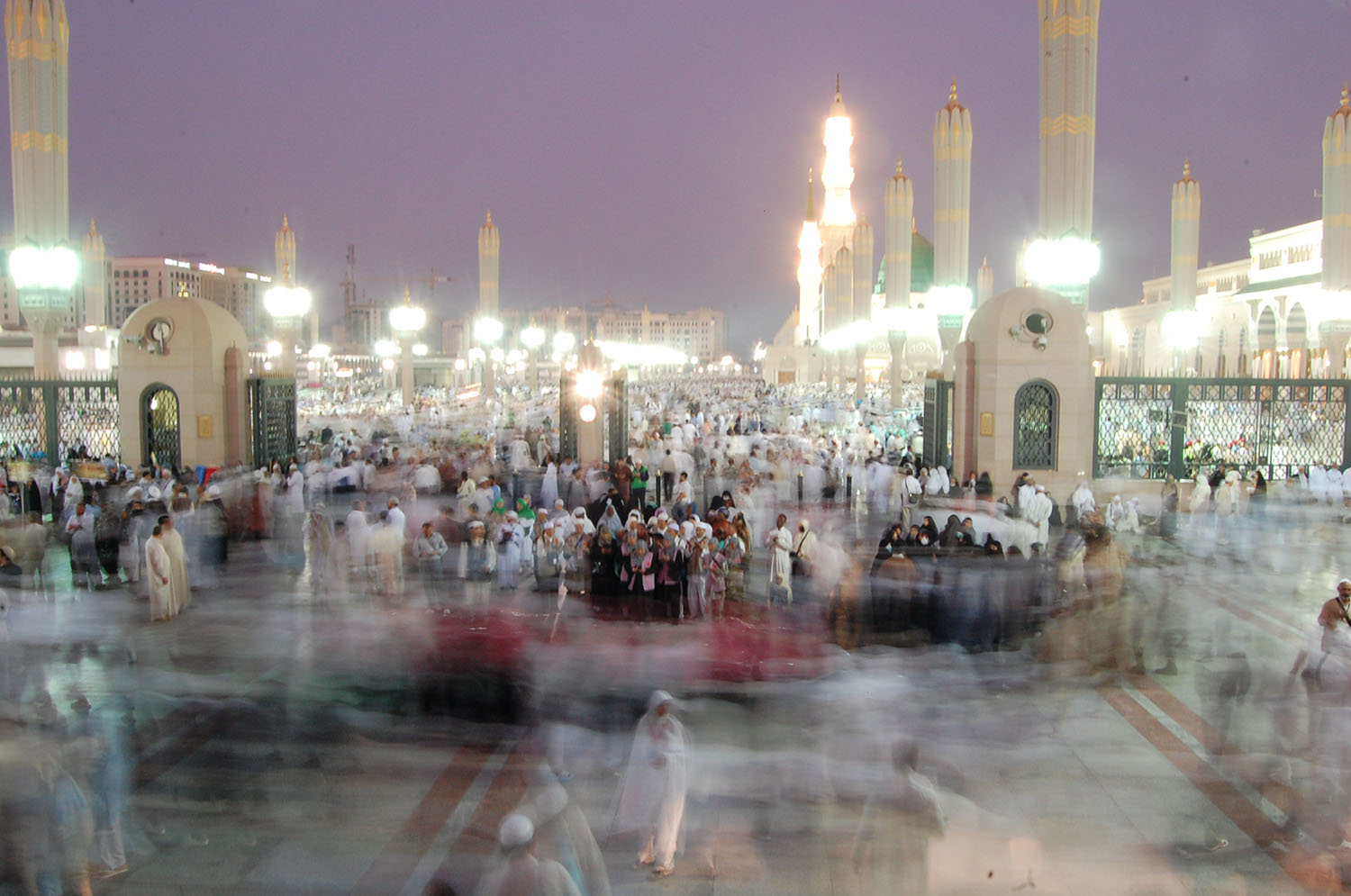 A frenzy of activity at the Masjid al-Nabi, as more pilgrims arrive